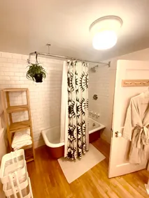 Bright and Modern Chestnut Street Apartment - Image 5