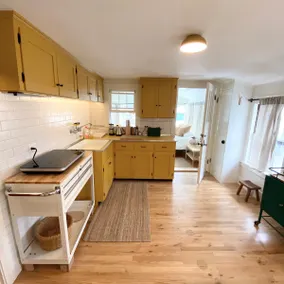 Bright and Modern Chestnut Street Apartment - Image 2
