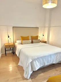Apartment with a square view - Image 5