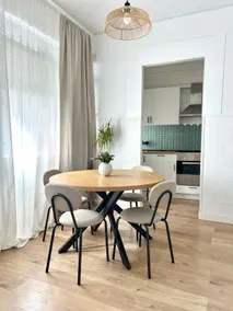 Apartment with a square view - Image 4