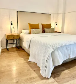 Apartment with a square view - Image 3