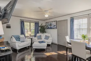 2 bedroom beauty with yard, next to legion field - Image 2