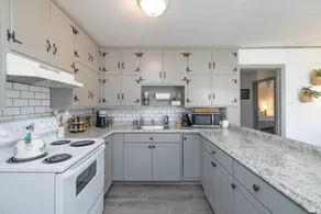 2 bedroom beauty with yard, next to legion field - Image 4