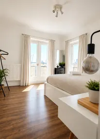 Balcony Apartment w/Parking •ExCeL/O2+Free Parking - Image 2