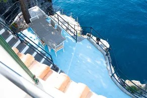 Entre los acantilados y el mar, Costa de Amalfi Villa en el océano. - Image 2