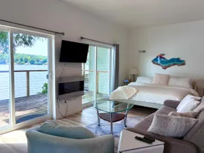 Bliss Shores Waterfront Chalet & attached Guest Suite: Sunsets & Northern Lights - Image 5
