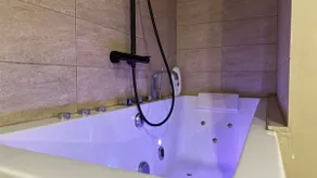 Serene Getaway, Jacuzzi & Terrace in Laval - Image 2