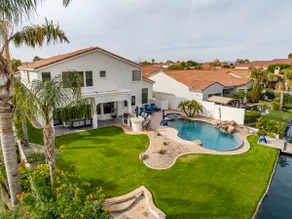 Ritz Laguna Cove, heated pool included in price - Image 2