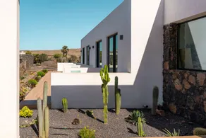 Luxury villa with heated private pool - Image 2