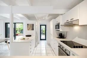 'Villa One' Walk to Noosa Beach & Hastings Street - Image 4