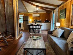 Blue Door Bungalow of Highlands - Image 2