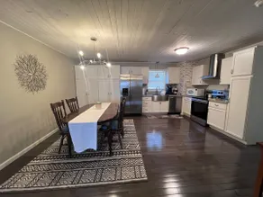 5 min from I-80, cozy little home - Image 3