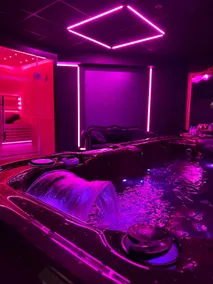 SQUID Sauna Jacuzzi 8K Cinema - Image 3