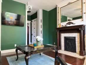 The Rose Inn D | KING 1BD/1BA Apt near Downtown - Image 2