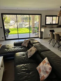 Air-conditioned house with garden, pool & foosball table - Image 3
