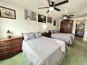 8 Blocks From Splashway ! - Image 3