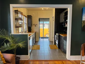 Charming Bungalow Near Downtown - Image 2