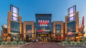4 BR/2 BA walking distance to AT&T, Ranger Stadium - Image 2