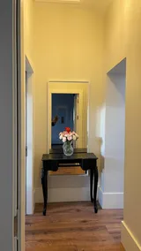 Stylish High Ceiling Home in South City Center - Image 5