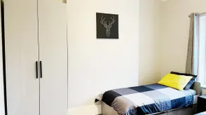 Stylish High Ceiling Home in South City Center - Image 4