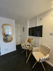 Deluxe Town Centre Studio Stevenage - Image 3