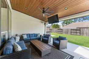 Stylish Home with Hot Tub & Gaming Garage - Image 3