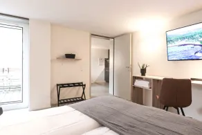 Orange deluxe apartment with shower and kitchenette - Image 3