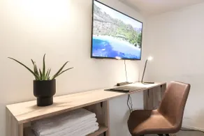 Orange deluxe apartment with shower and kitchenette - Image 5