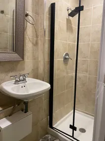 Beautiful Spacious and Private suite - Image 4