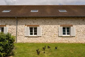 Spacious & bright house • 8 guests • 10 min CDG - Image 5