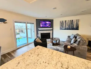 Lake living, modern and cozy. - Image 2