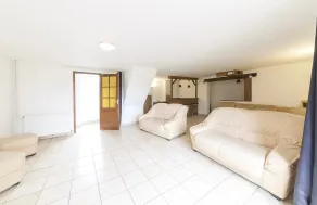 Spacious rural cottage with pool - Image 4