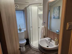 Waters Edge, indulgence Lodge - Image 2