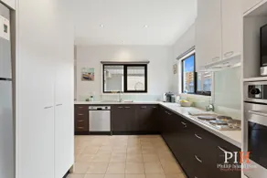 Beachside Townhouse Retreat in Cowes - Image 5