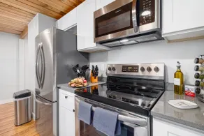 Stylish 2BR Near Brown, Dining, Nurses, Hospital - Image 3