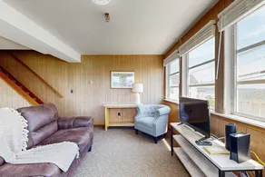 3BR coastal retreat with deck & fast WiFi - Image 3