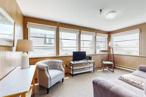 3BR coastal retreat with deck & fast WiFi - Image 4