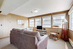 3BR coastal retreat with deck & fast WiFi - Image 2