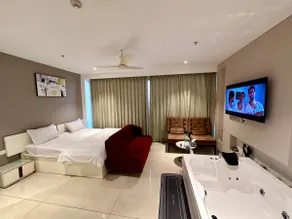 High Rise Private Jacuzzi, White Elegance Floor 11 - Image 5