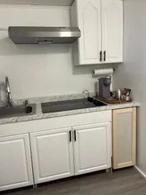 Studio with kitchen and private bathroom, private door - Image 5