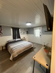 Studio with kitchen and private bathroom, private door - Image 2