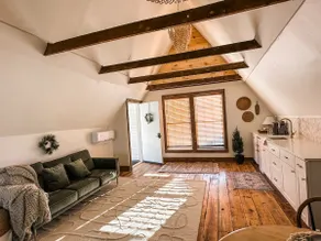 The Loft, peaceful, one-of-kind, pool access - Image 2