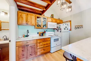 2-story 2BR near skiing with fireplace & deck - Image 5