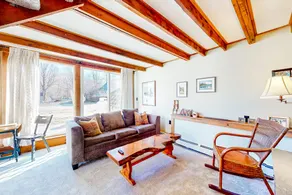 2-story 2BR near skiing with fireplace & deck - Image 3