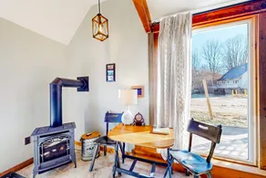 2-story 2BR near skiing with fireplace & deck - Image 4