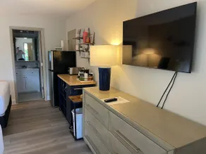 Heated Pool, King Bed, Bunk Bed, Huge TV, Marina, Tiki Bar & Grill - Image 5