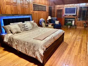 Riverfront Boho Penthouse-Loft•Jacuzzi•Balcony - Image 2
