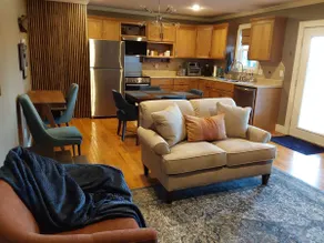 Cozy Downtown Apartment - Image 2