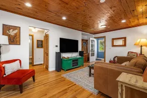 Farmhouse in private setting close to town - Image 3