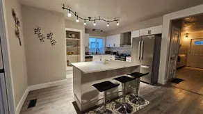Large Cozy Home - Image 3